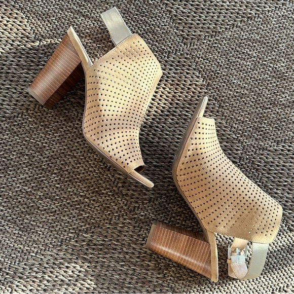 Tahari Margaret 2 Camel Suede Cut Out Peep Toe Slingback Block Heels Womens 10 - Picture 12 of 13